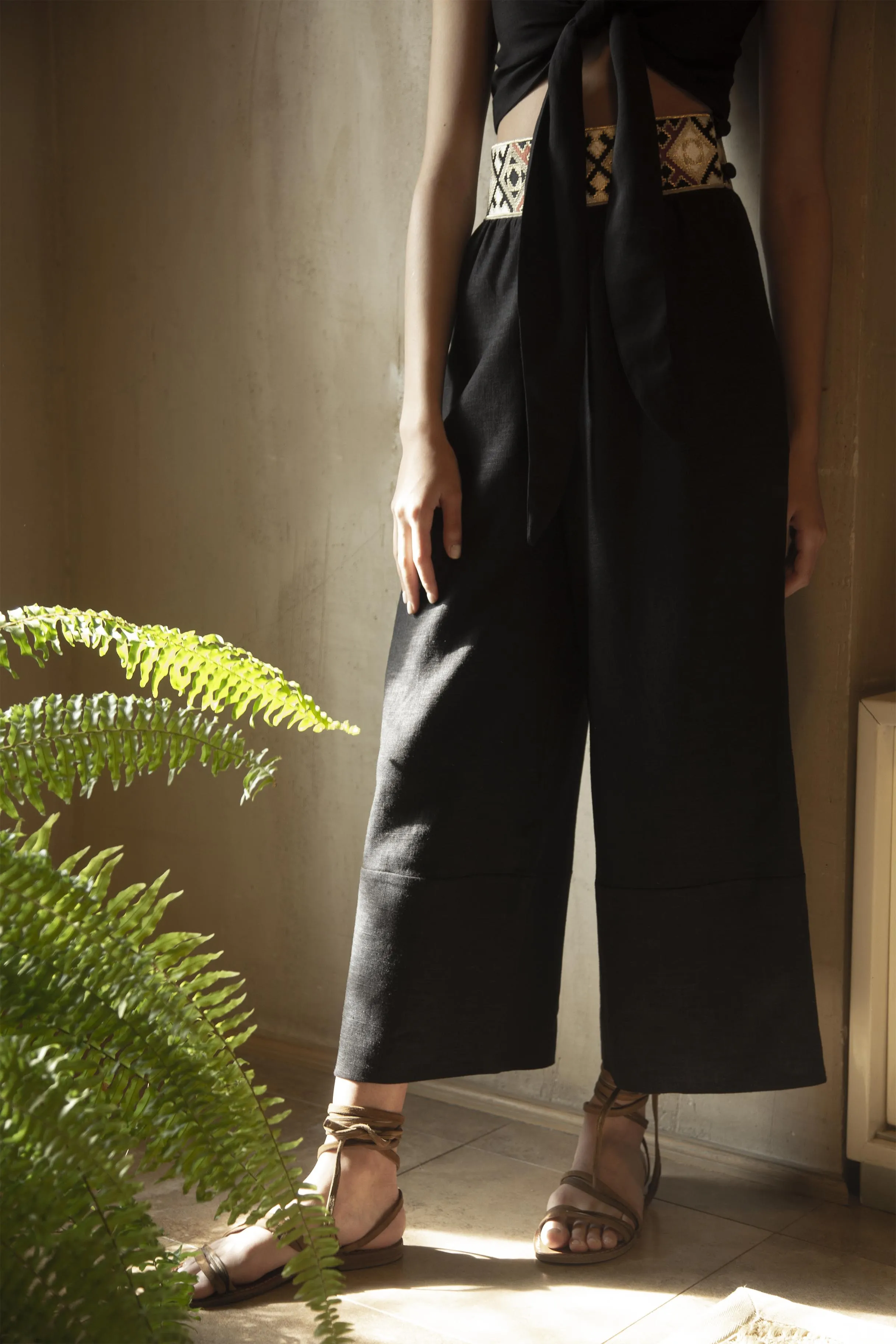 Raha Wide Leg Cropped Pants - Black